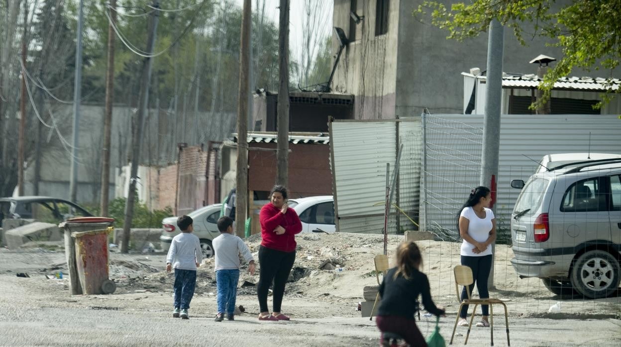 Niños en la Cañada Real, durante la cuarentena