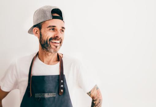El chef Juan Llorca, coautor del libro «Leche con galletas»