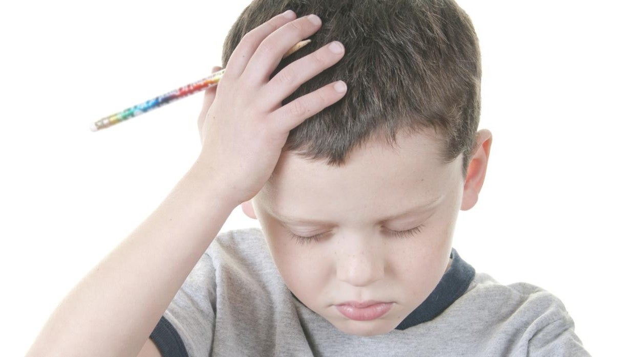 Niño con dolor de cabeza