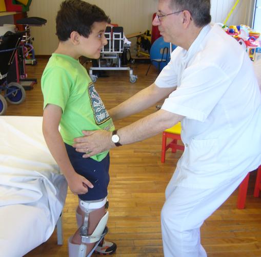 Intentando mantenerse en pie junto a su médico