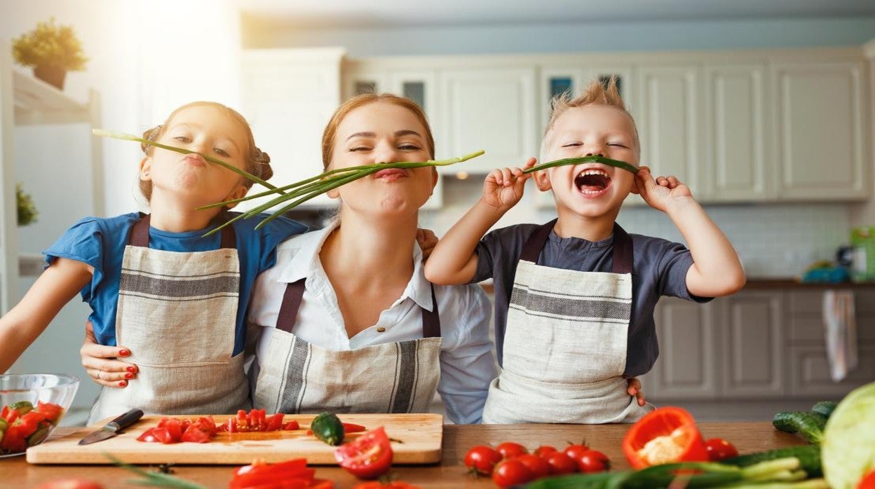 Cuatro trucos que no fallan para cocinar en familia y que tus hijos coman verdura