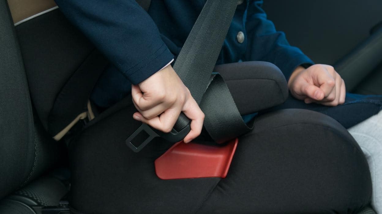 Alertan de que los alzadores para niños en el coche no garantizan «protección suficiente» en impactos laterales
