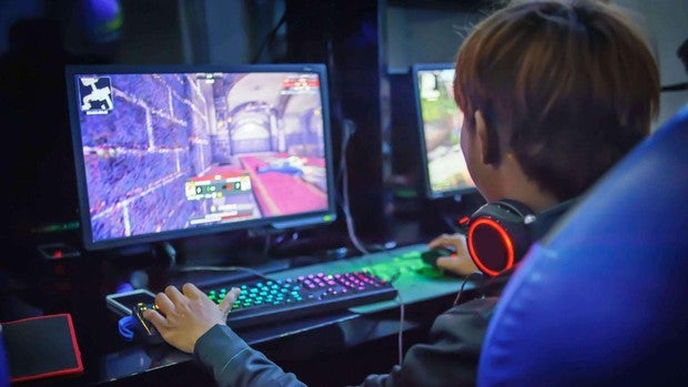 Hijos gamers, youtubers y TikTokers: ¿profesiones con futuro o moda pasajera?