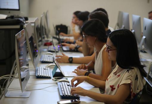 Grados universitarios con dos titulaciones, la clave de la empleabilidad