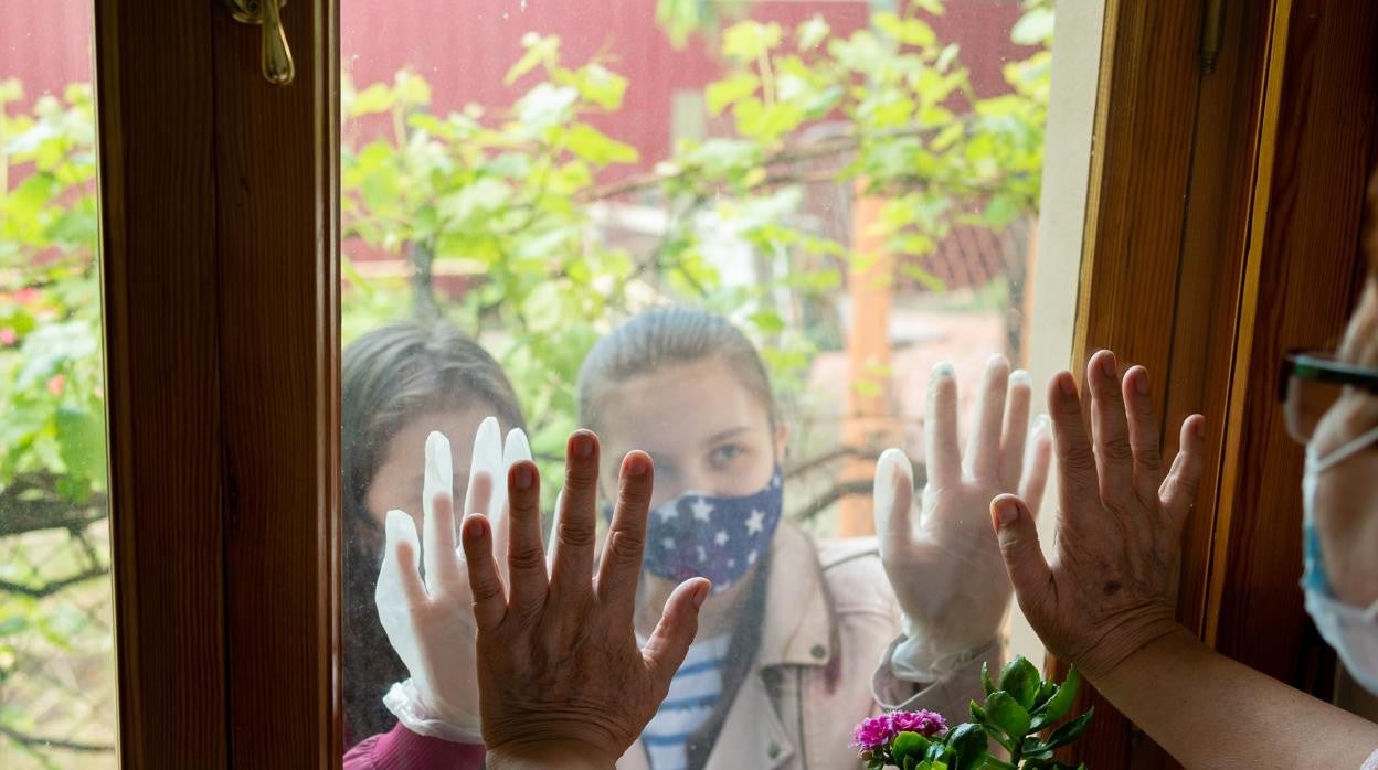 Abuelos y nietos: el cambio en la frecuencia y los modos de relacionarse aumenta el sufrimiento de ambos