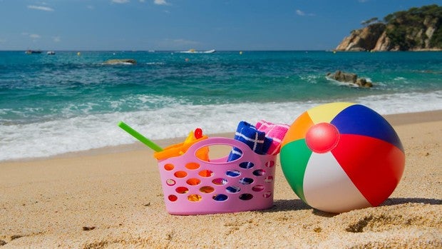Esto es lo que sí (y lo que no) debes meter en la bolsa de playa si tienes niños
