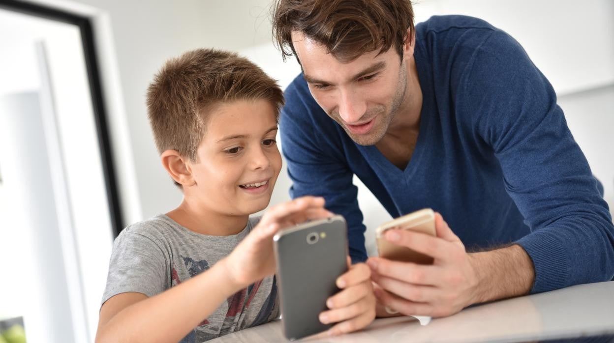 Diez pequeños gestos de tu día a día para educar a los hijos en el uso del móvil