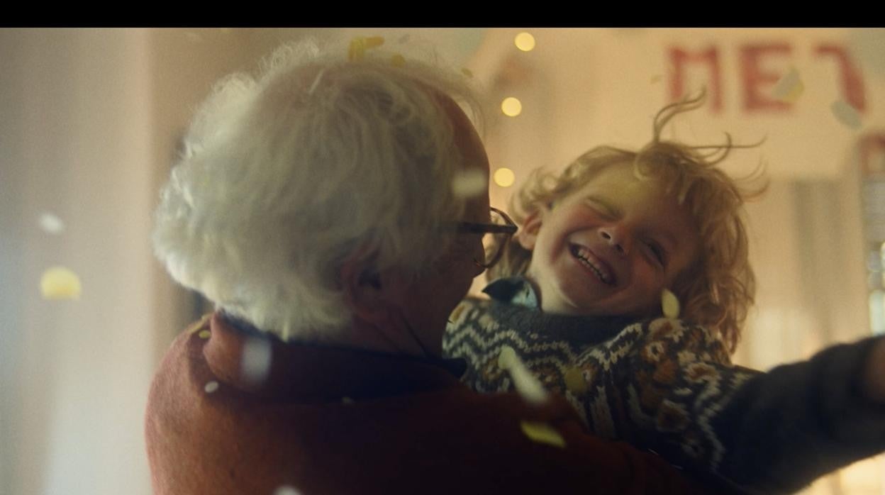 La nueva campaña de El Corte Inglés pone la lupa en el  entrañable vínculo entre abuelos y nietos