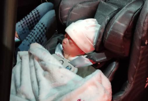 Salma, en el coche de sus padres y con el feliz destino de ir a su nuevo hogar