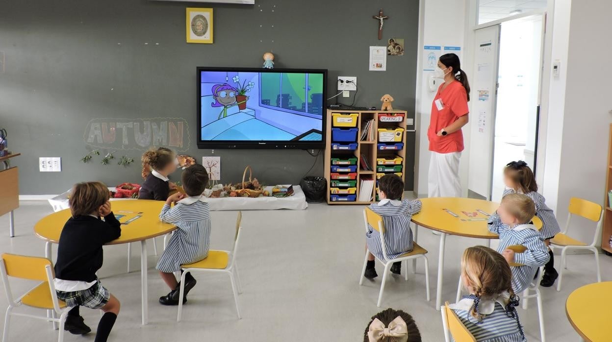 Alumnos de Educación Infantil del Colegio CEU San Pablo Sevilla participan en el taller «Conoce a tu enfermera»