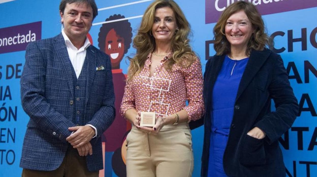 Jorge Flores, director de Pantallas Amigas, tras entregar el premio a Laura Peraita (en el centro) y Carlota Fominaya