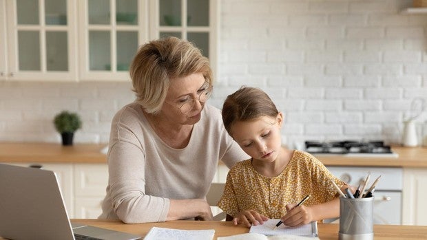 De abuelos a segundos padres, así ha evolucionado el rol del mayor en la familia