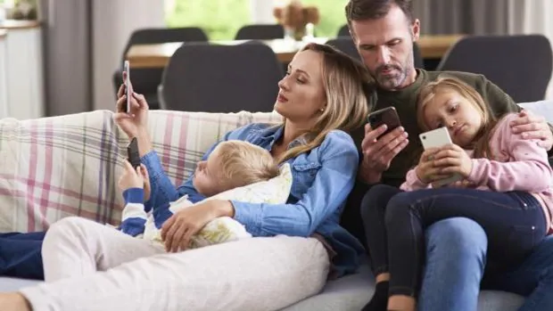 El poder del ejemplo: así se crean hábitos entre padres e hijos con el uso de pantallas