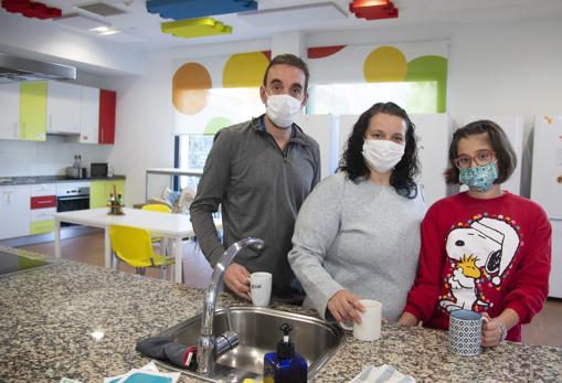 La familia al completa, en la cocina comunitaria de la Fundación