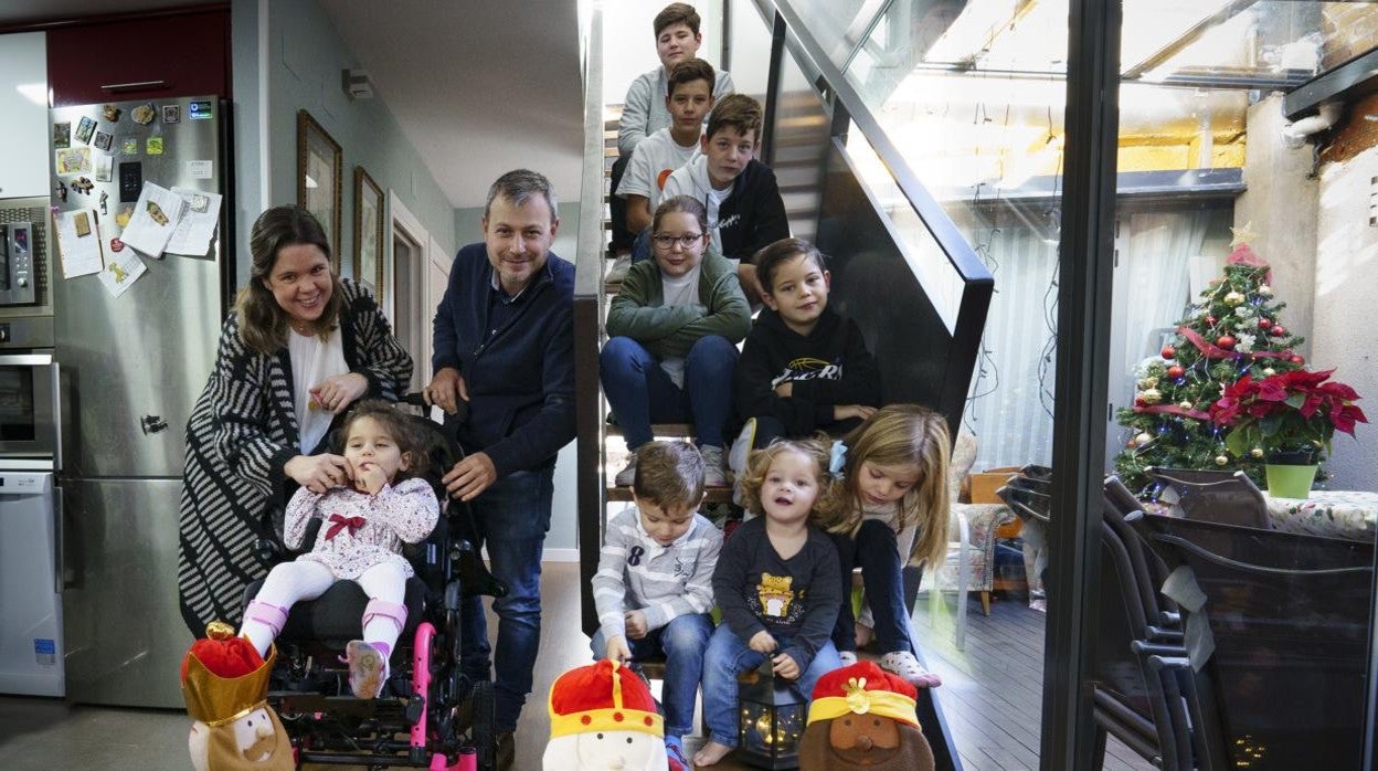 Cova, usuaria de cuidados paliativos de Fundación Porque Viven, rodeada de sus 8 hermanos y sus padres