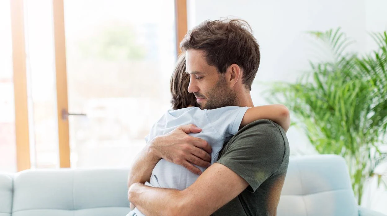 Los psicólogos reivindica los abrazos como parte de la educación familiar
