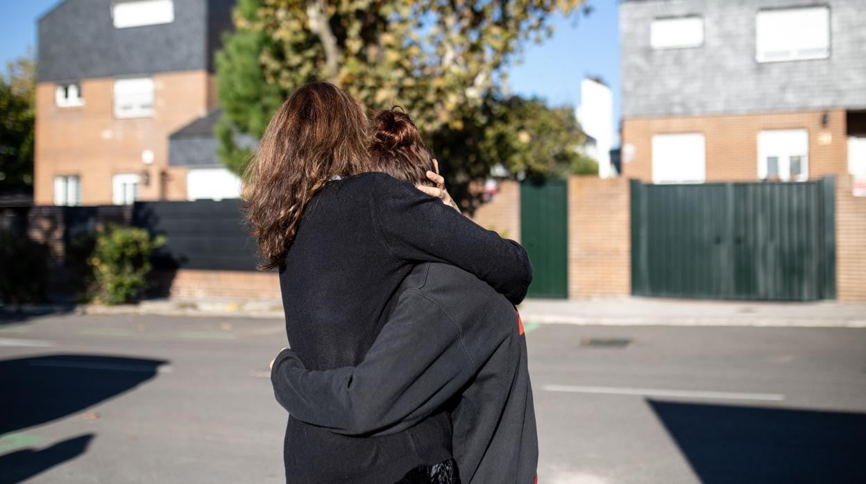 Begoña abrazada a su hija Lasa, de quien hoy por hoy está «muy orgullosa»