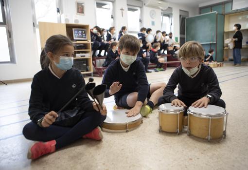 Alumnos del SACO en clase de música