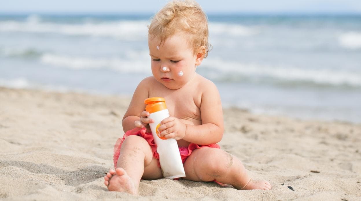 A partir de qué edad puede estar tu hijo al sol y por qué no debes ponerle tu crema