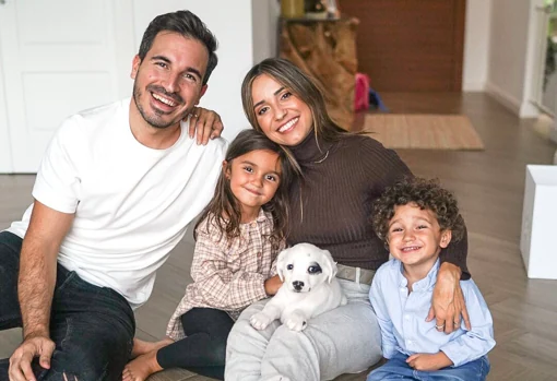 Verónica Díaz junto a su marido, Javier Castillo, y sus hijos, Gala y Bruno