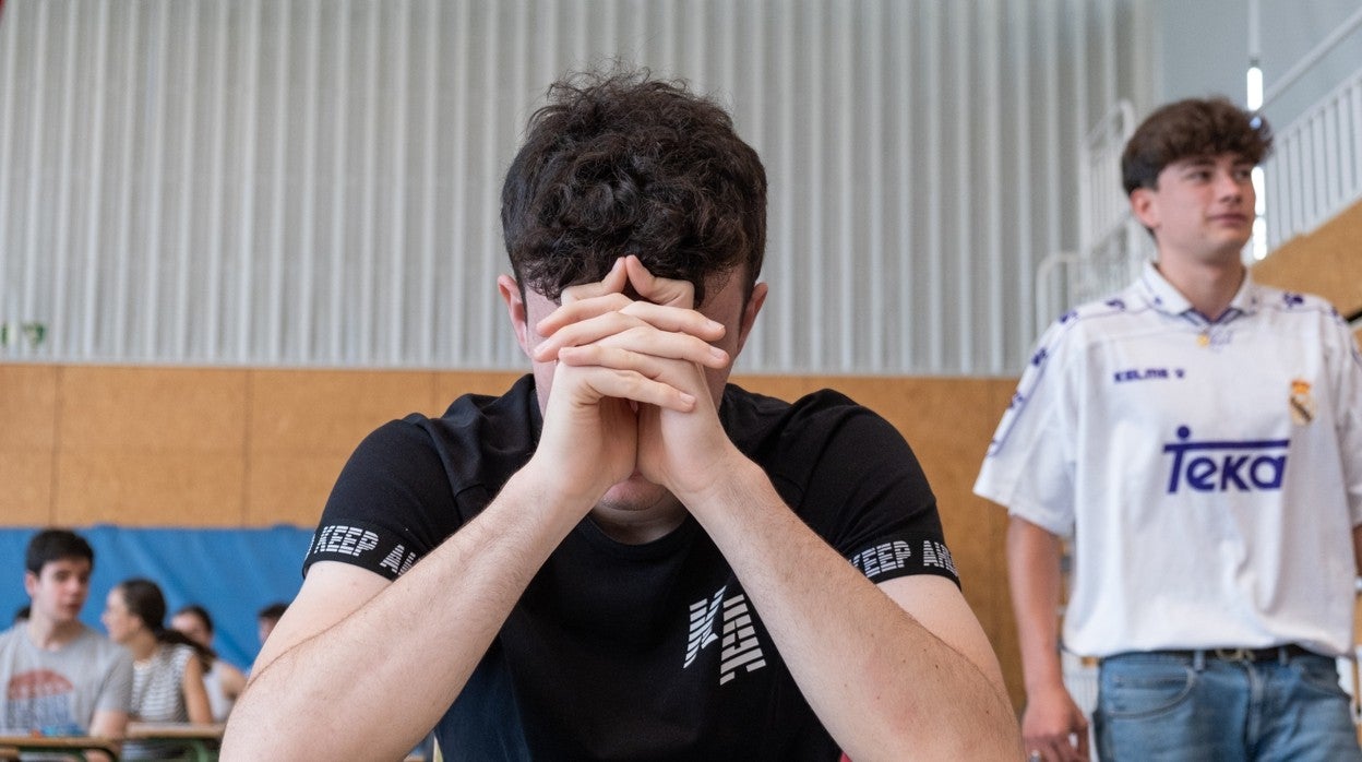 Un estudiante a punto de examinarse en el polideportivo de la Universidad de La Rioja