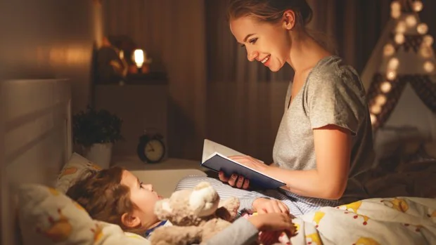 Por qué leer un cuento con tu hijo antes de dormir es más importante de lo que crees