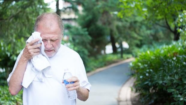 Golpe de calor en mayores: todo lo que debes saber para evitarlo y cómo atenderles si lo sufren