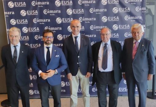 EUSA celebra su acto de graduación con más de cien alumnos egresados del curso 2021/22