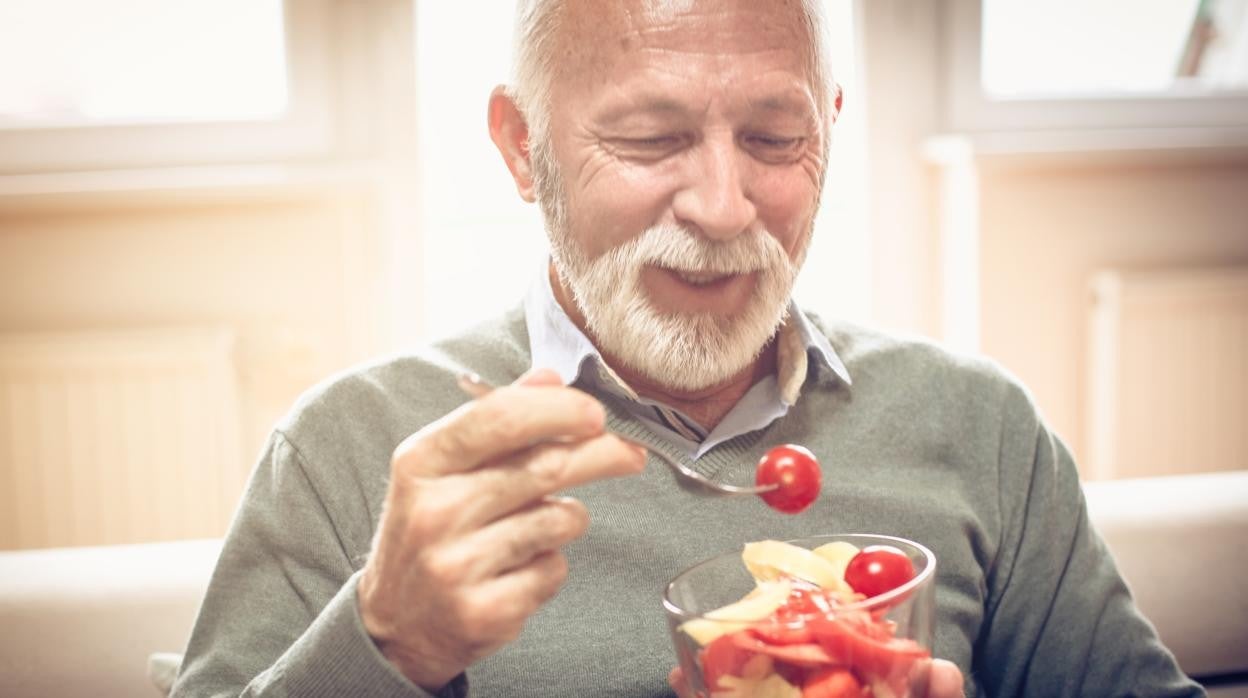 Una experta en nutrición advierte de lo que debes dar de comer (y lo que no) a los mayores durante el verano