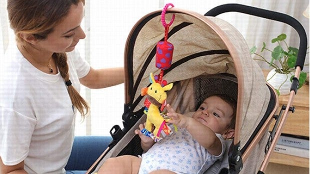 Disfruta de los paseos con tu bebé con los mejores juguetes para el carro