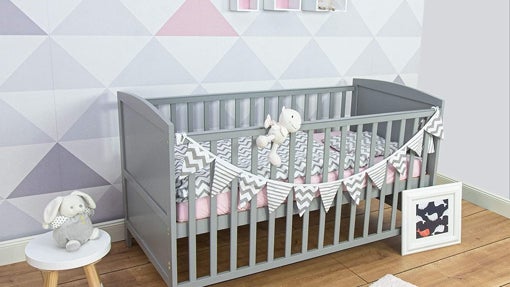 Cuna evolutiva de bebé en madera gris