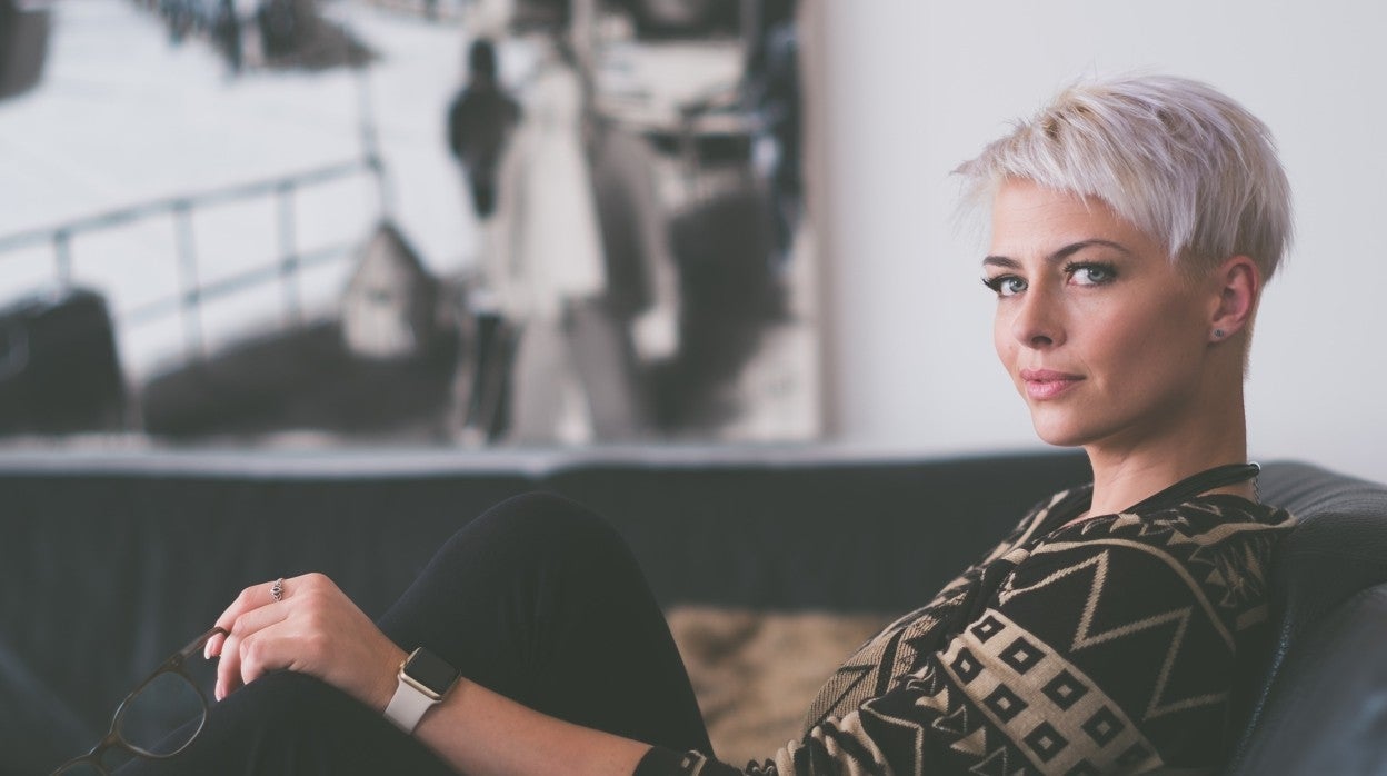 Cómo cuidar del pelo blanco: champús, trucos y recomendaciones