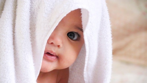 Con un albornoz para bebe están monísimos y les proteges del frío después del baño