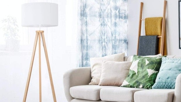 Consigue el toque perfecto en tu sala con una lámpara de pie