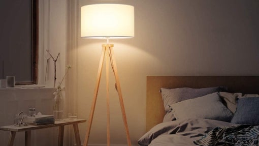 Lámpara de pie en madera