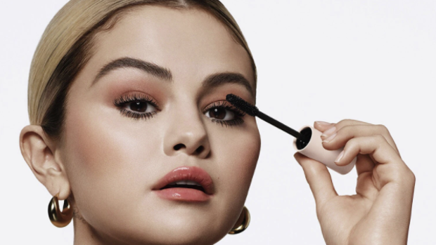 La nueva máscara de pestañas de Selena Gomez arrasa en Sephora y este es el motivo
