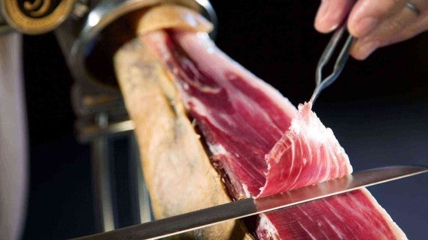 Los mejores jamoneros calidad-precio para disfrutar de un buen jamón
