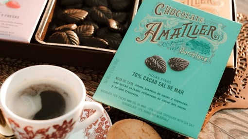 Cesta de regalo con bombones Amatller