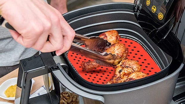 Los mejores accesorios para freidora de aire: kit para freidora de aire completo, papeles de pergamino, brochetas para carne y más