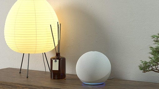 Echo Dot de 4ª generación con bombilla inteligente