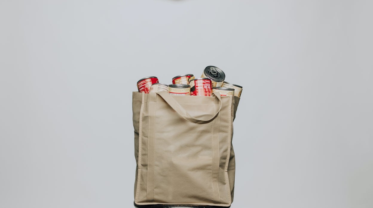 Bolsa de la compra llena de conservas