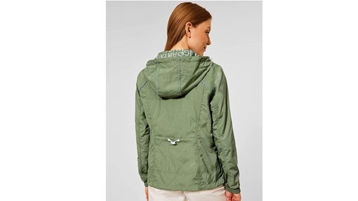 Cortavientos verde con capucha