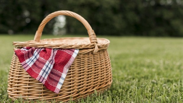 Prepara un picnic con comida lista para llevar y saludable