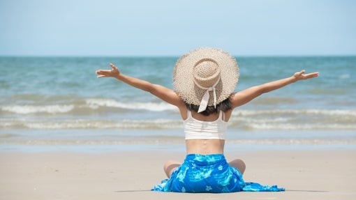 Mujer sentada en la playa