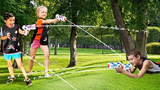 Pistolas de agua y chalecos activados con agua