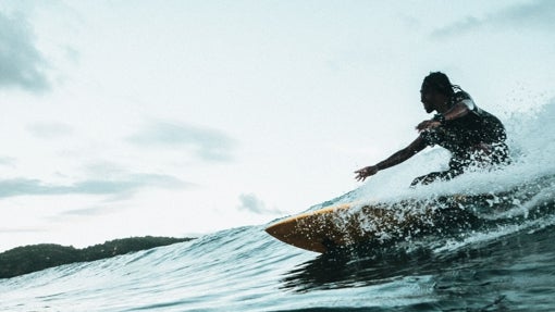 Chico haciendo surf