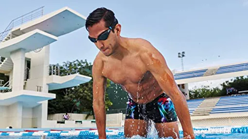 Desde gafas a auriculares acuáticos: los accesorios necesarios para salir a  nadar este verano