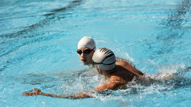 Cinco accesorios básicos para tus clases de natación