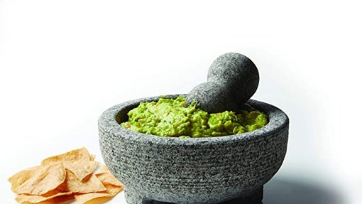 Molcajete con guacamole y nachos