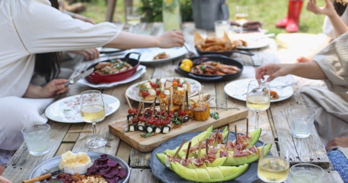Comida familiar en una terraza